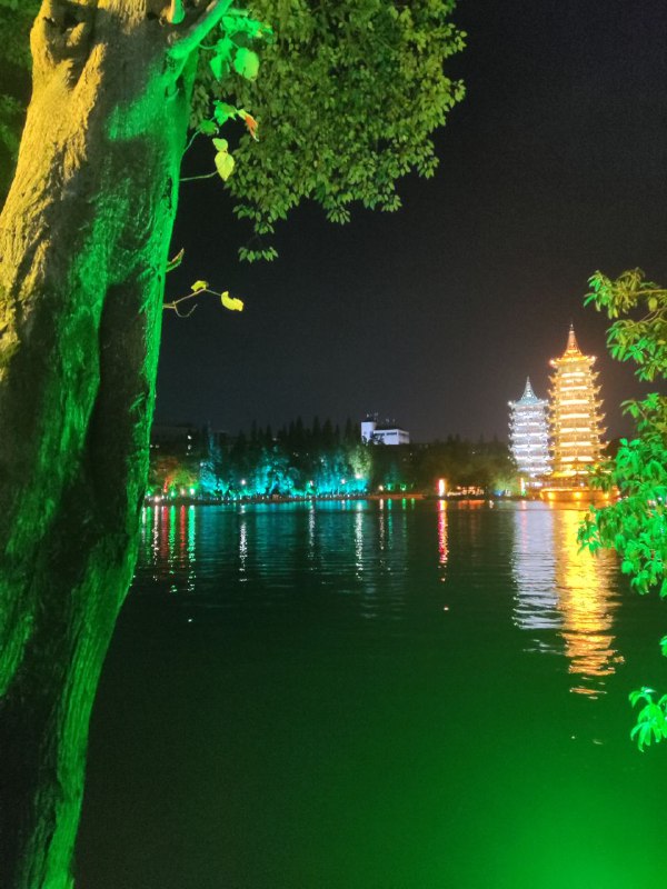 #日常 #旅行 #桂林 昨晚的夜景忘了什么亭子+日月双塔双塔确实可以，就是人太多了#日常 #旅行 #桂林 昨晚的夜景忘了什么亭子+日月双塔双塔确实可以，就是人太多了
